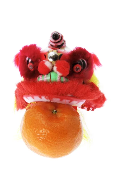 Minyatür lion dance ve mandarin — Stok fotoğraf