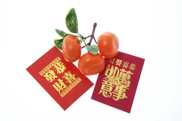 Ornamenti al mandarino e pacchetti rossi — Foto Stock