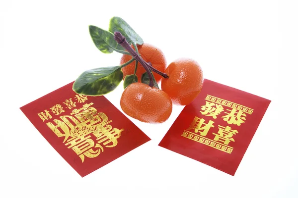 Mandarinenornament und rote Päckchen — Stockfoto