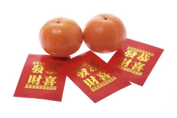 Mandarinen und rote Päckchen — Stockfoto