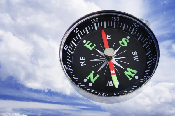 Kompass och sky — Stockfoto