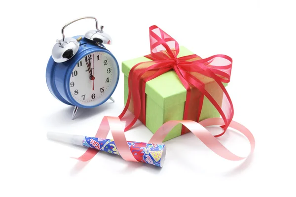 Reloj despertador y caja de regalo —  Fotos de Stock