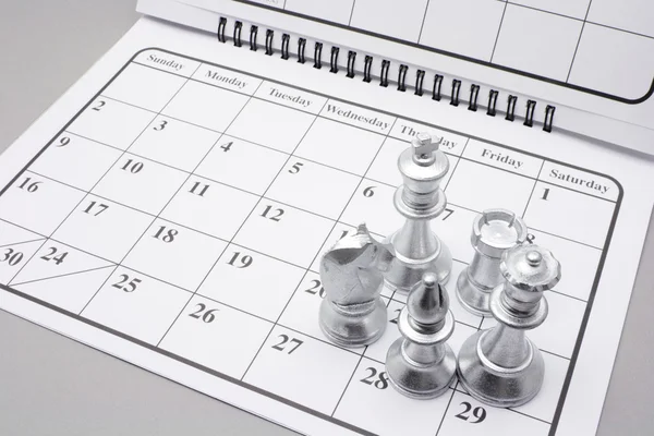 Schachfiguren im Kalender — Stockfoto