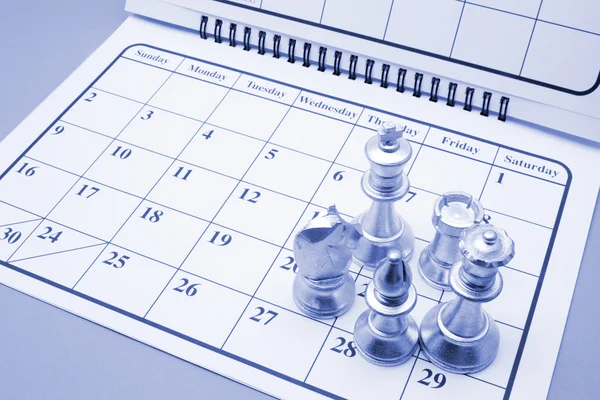 Šachové figurky na kalendáři — Stock fotografie