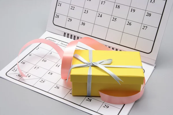 Caja de regalo en calendario — Foto de Stock