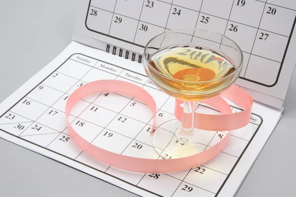Weinglas auf dem Kalender — Stockfoto