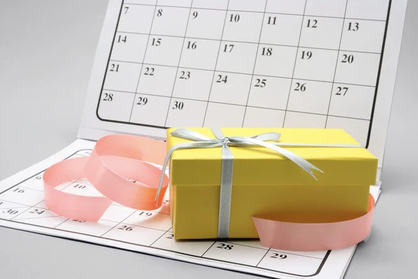 Geschenkbox auf Kalender — Stockfoto