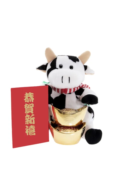 Zacht stuk speelgoed koe met Chinees Nieuwjaar decoraties — Stockfoto