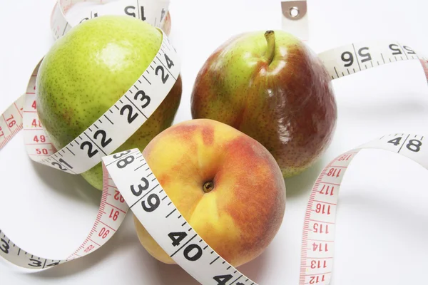 Ruban à mesurer et fruits — Photo