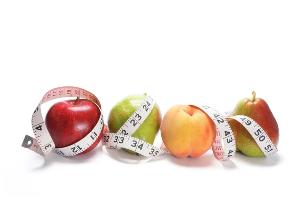 Fita métrica em torno de frutas — Fotografia de Stock