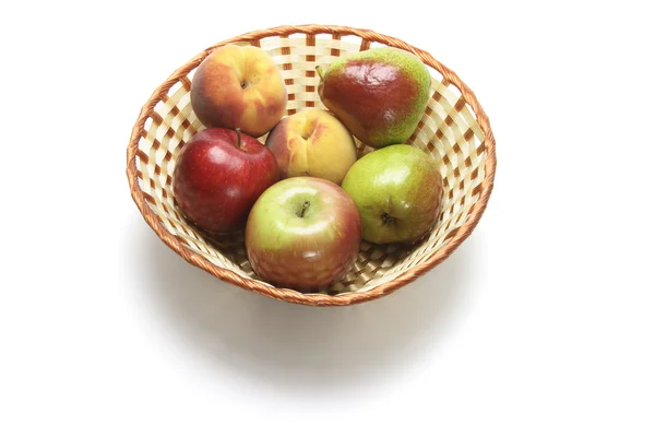 Färsk frukt i korg — Stockfoto