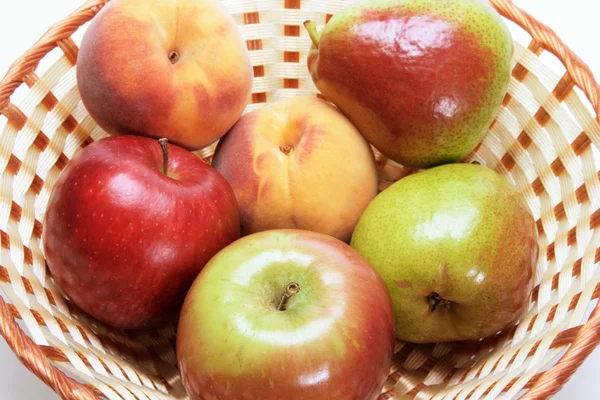 Frutas en cesta — Foto de Stock