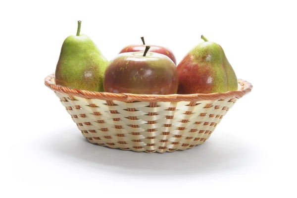 Яблоки и груши в корзине — стоковое фото