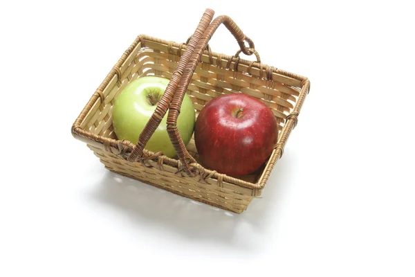 Omenat korissa — kuvapankkivalokuva