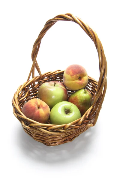 Košík čerstvé ovoce — Stock fotografie
