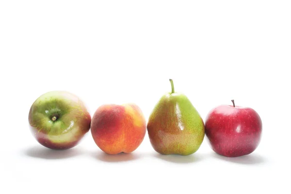 Rad med färska frukter — Stockfoto