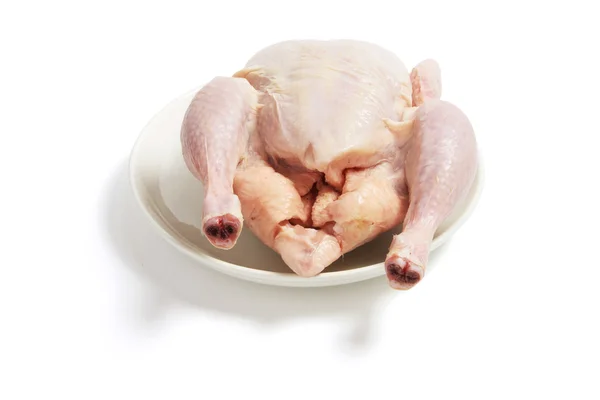 식탁 위에 놓인 생닭 — 스톡 사진