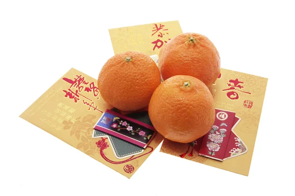 Chiński Nowy rok mandarynki i czerwony pakietów — Zdjęcie stockowe