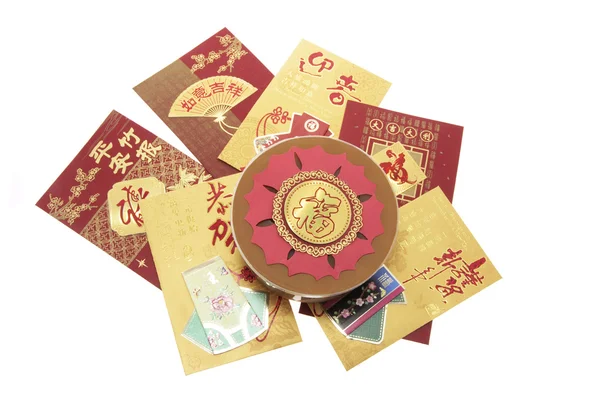 Китайский новогодний торт и красные пакеты — стоковое фото
