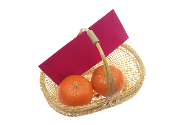 Mandarins e pacote vermelho na cesta — Fotografia de Stock