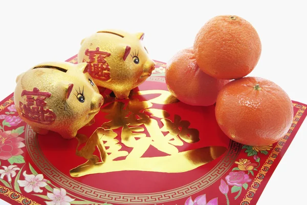 Chinês Piggy Banks e Mandarins — Fotografia de Stock
