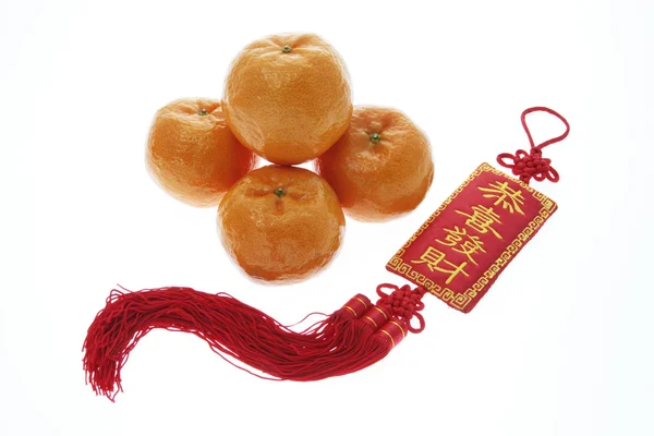 Мандарины и китайский новогодний орнамент — стоковое фото