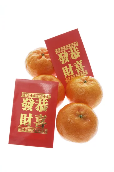 Chinesisches Neujahr rote Päckchen und Mandarinen — Stockfoto