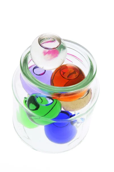 Färgat glas bollar i burk — Stockfoto