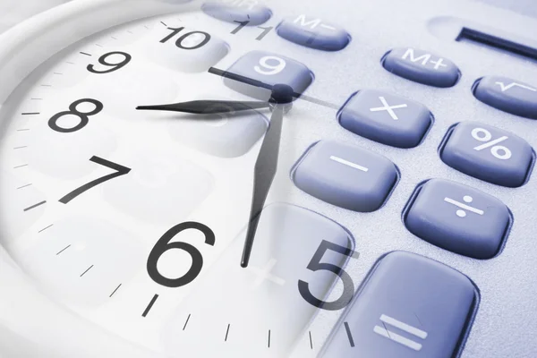 Настінний годинник і калькулятор — стокове фото