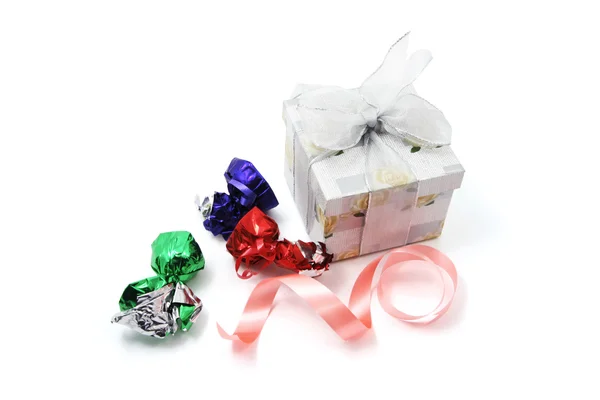 Caja de regalo y bombones de chocolate — Foto de Stock