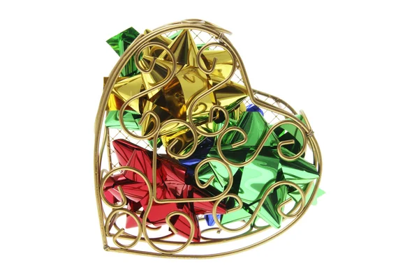 Подарункові луки в металевій коробці у формі серця — стокове фото