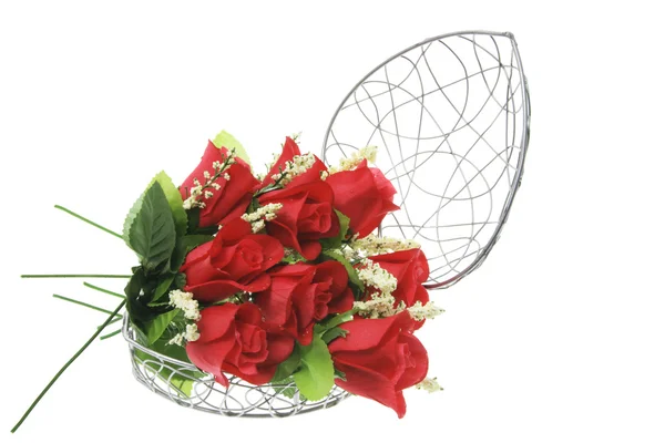 Rode rozen in metalen doos hart-vormige — Stockfoto