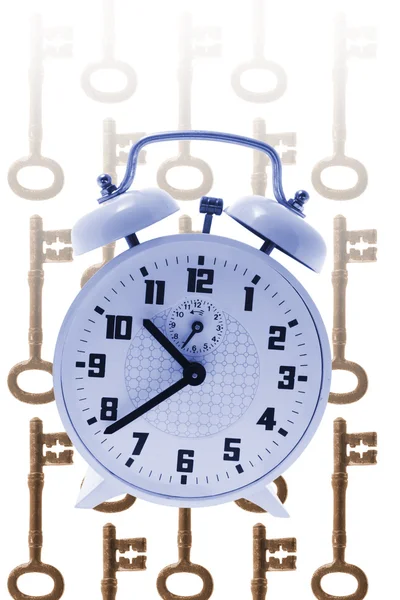 Relógio de alarme e esqueleto Chaves — Fotografia de Stock