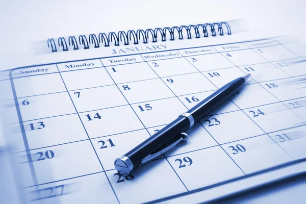 Шариковая ручка в календаре — стоковое фото
