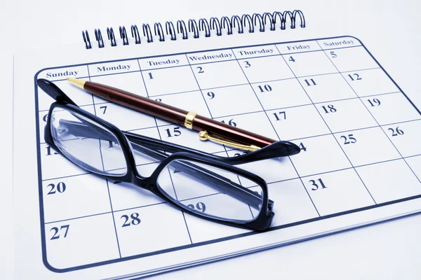 眼镜和日历上的钢笔 — 图库照片