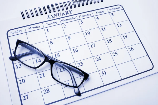 Calendario e occhiali da vista — Foto Stock