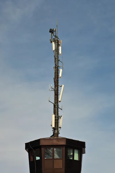 Telekommunikationsmast mit Antennen. — Stockfoto
