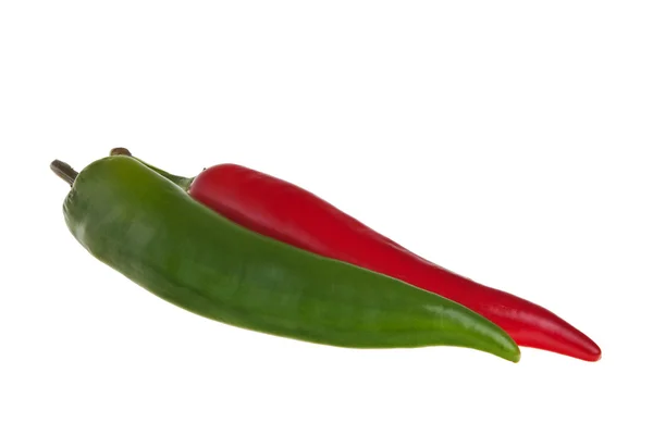 Rode en groene pikante paprika 's. — Stockfoto