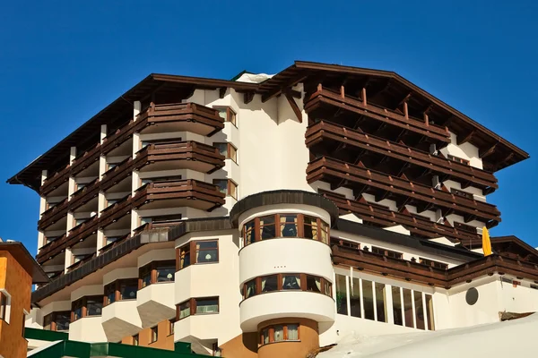 Hotel w alpejskiej miejscowości. Obrazek Stockowy