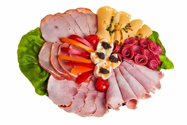Plato con jamón, queso y salami en rodajas . Fotos de stock