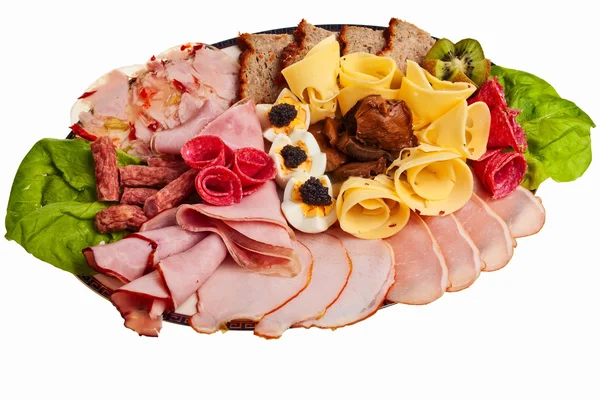 Schotel met gesneden ham en ander voedsel. — Stockfoto
