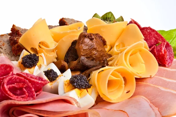 Plato con jamón en rodajas y otros alimentos . — Foto de Stock