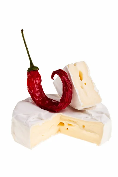 Bloco de queijo redondo e pimenta vermelha quente pe — Fotografia de Stock