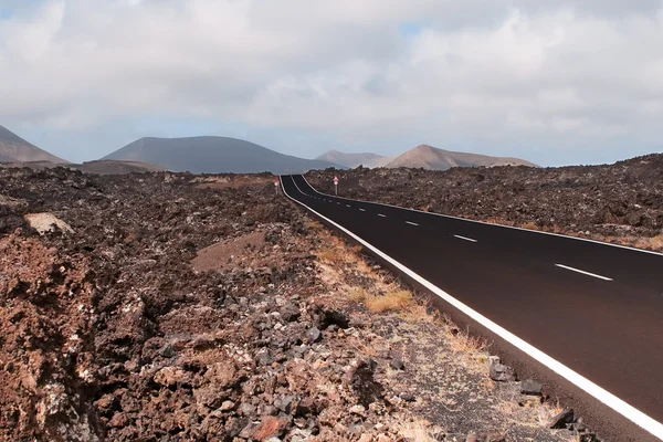 Carretera en paisaje volcánico . Fotos de stock libres de derechos