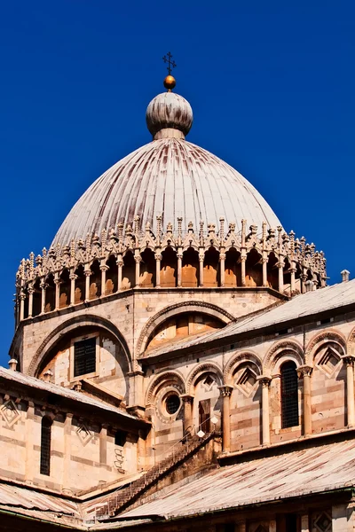 Kathedraal koepel weergave in pisa. — Stockfoto