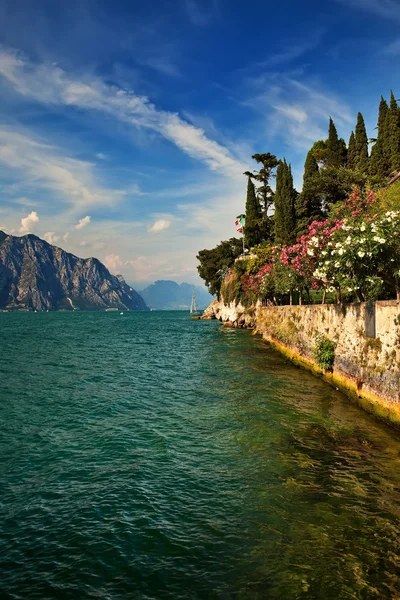 Lago de Garda en Malcesine, Italia . Imagen de archivo