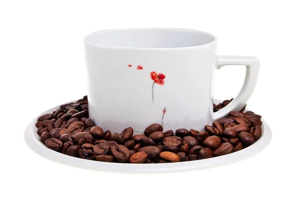 Taza blanca con granos de café. — Foto de Stock