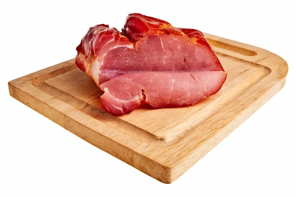 Uzená slanina na dřevěné desce. — Stock fotografie
