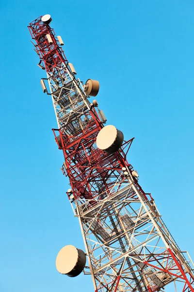 Telekommunikationen står hög. — Stockfoto