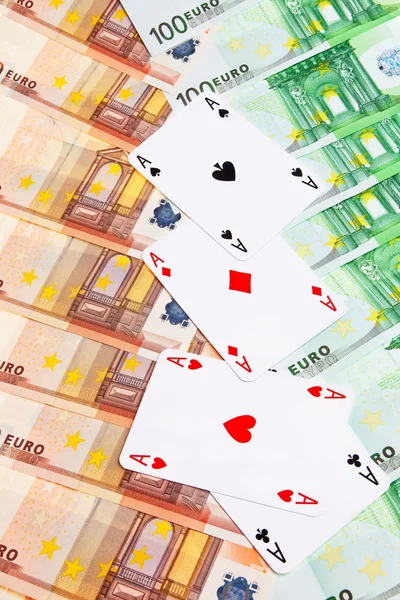 Четыре туза и банкноты евро . — стоковое фото